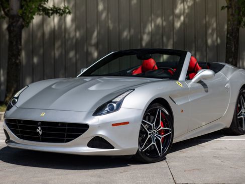 Used 2015 Ferrari California T image 3