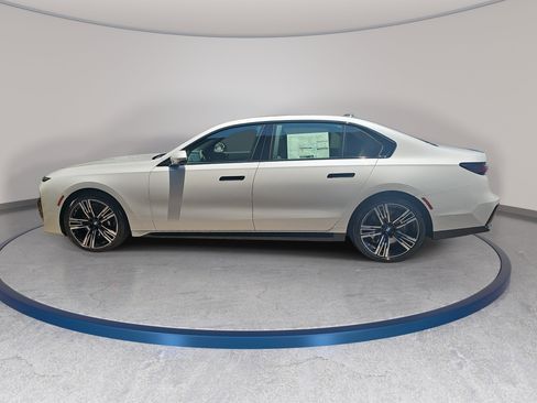 New 2026 BMW 740i RWD image 8
