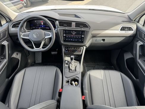 Used 2024 Volkswagen Tiguan SE w/ Panoramic Sunroof Package image 29