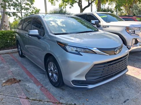 Used 2023 Toyota Sienna LE FWD image 1