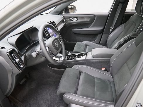 Certified 2023 Volvo C40 P8 Recharge Ultimate image 17