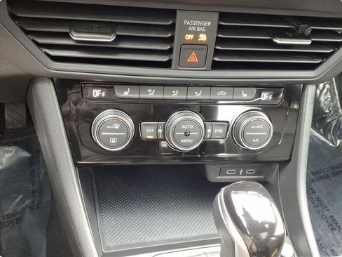 Used 2022 Volkswagen Jetta SE w/ Panoramic Sunroof Package image 19