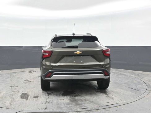 Used 2024 Chevrolet Trax LT w/ Sunroof Package FWD image 11