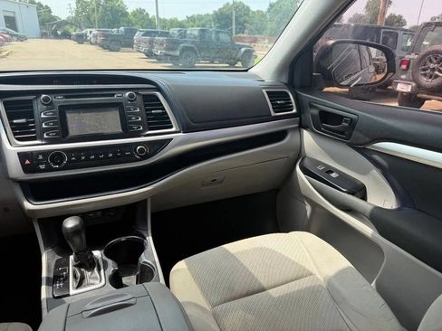 Used 2019 Toyota Highlander LE FWD image 13