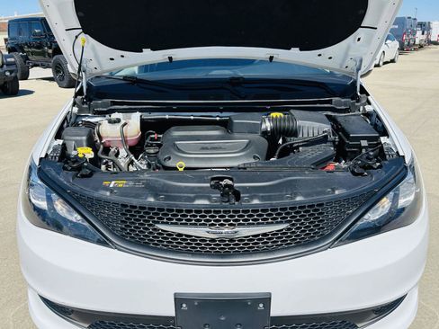 Used 2023 Chrysler Voyager LX image 40