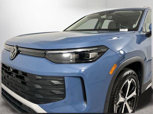 Used 2025 Volkswagen Tiguan SE image 28