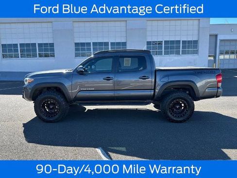 Used 2017 Toyota Tacoma TRD Off-Road w/ Premium & Technology Package AWD/4WD image 4