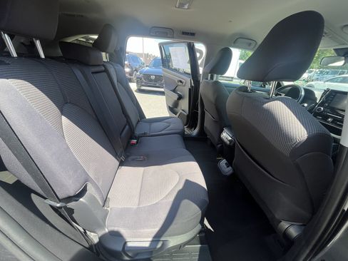 Used 2020 Toyota Highlander LE AWD/4WD image 33
