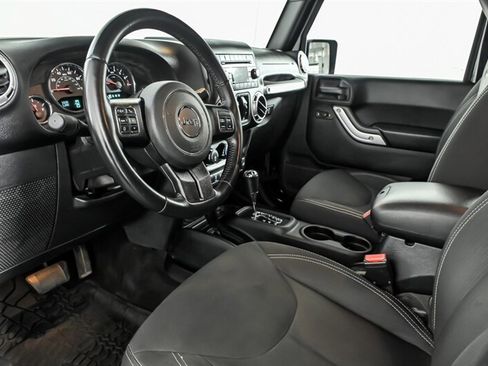 Used 2016 Jeep Wrangler Unlimited Sahara w/ Connectivity Group AWD/4WD image 14