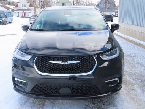 Used 2024 Chrysler Pacifica Touring-L image 12