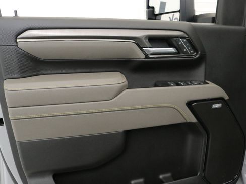 Used 2025 Chevrolet Silverado 2500 ZR2 w/ Technology Package image 21