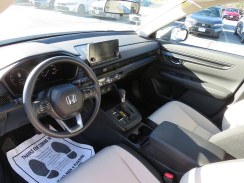 Used 2023 Honda CR-V LX image 9