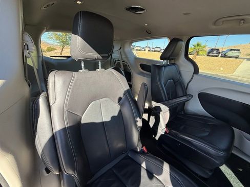 Used 2022 Chrysler Pacifica Touring-L w/ Uconnect Theater Family Group image 17