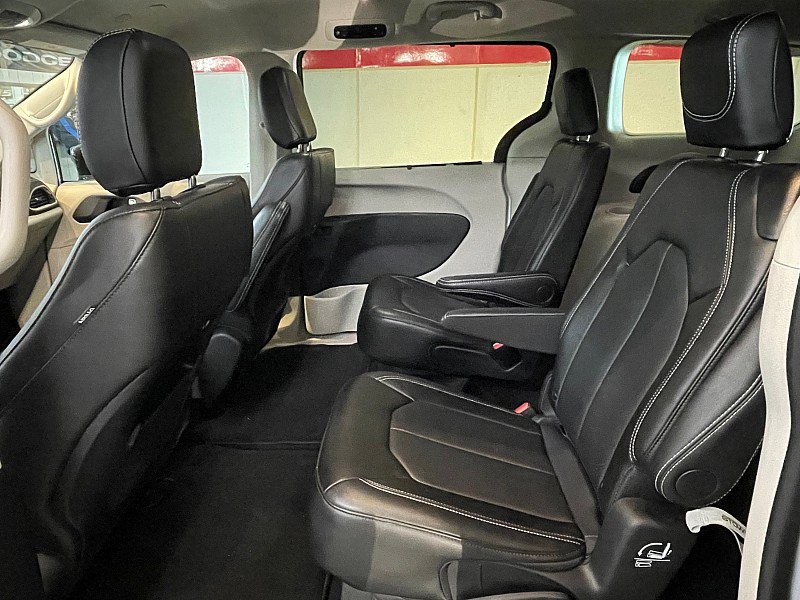 Used 2024 Chrysler Pacifica Touring-L FWD image 24