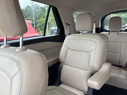 Used 2021 Ford Explorer XLT RWD image 11