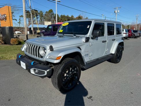 Used 2024 Jeep Wrangler Sahara image 4