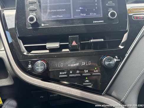 Used 2024 Toyota Camry SE w/ Cold Weather Package FWD image 22