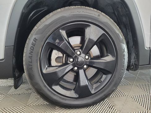 Used 2021 Jeep Cherokee Latitude Plus FWD image 31