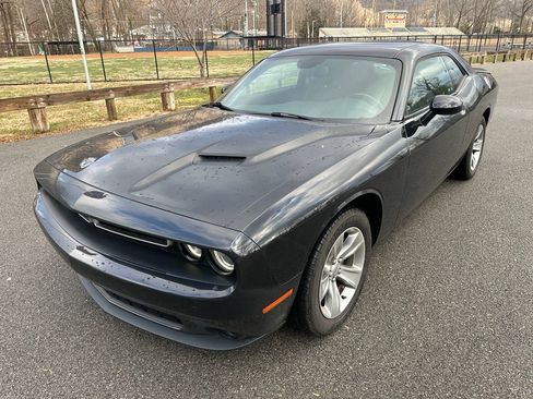 Used 2021 Dodge Challenger SXT image 8