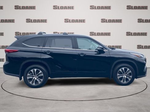 Used 2023 Toyota Highlander XLE AWD/4WD image 6