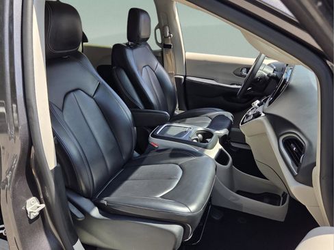 Used 2023 Chrysler Pacifica Touring-L FWD image 18