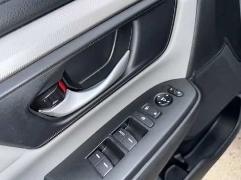 Used 2018 Honda CR-V LX image 11