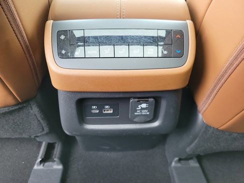 Used 2023 Nissan Pathfinder Platinum image 16