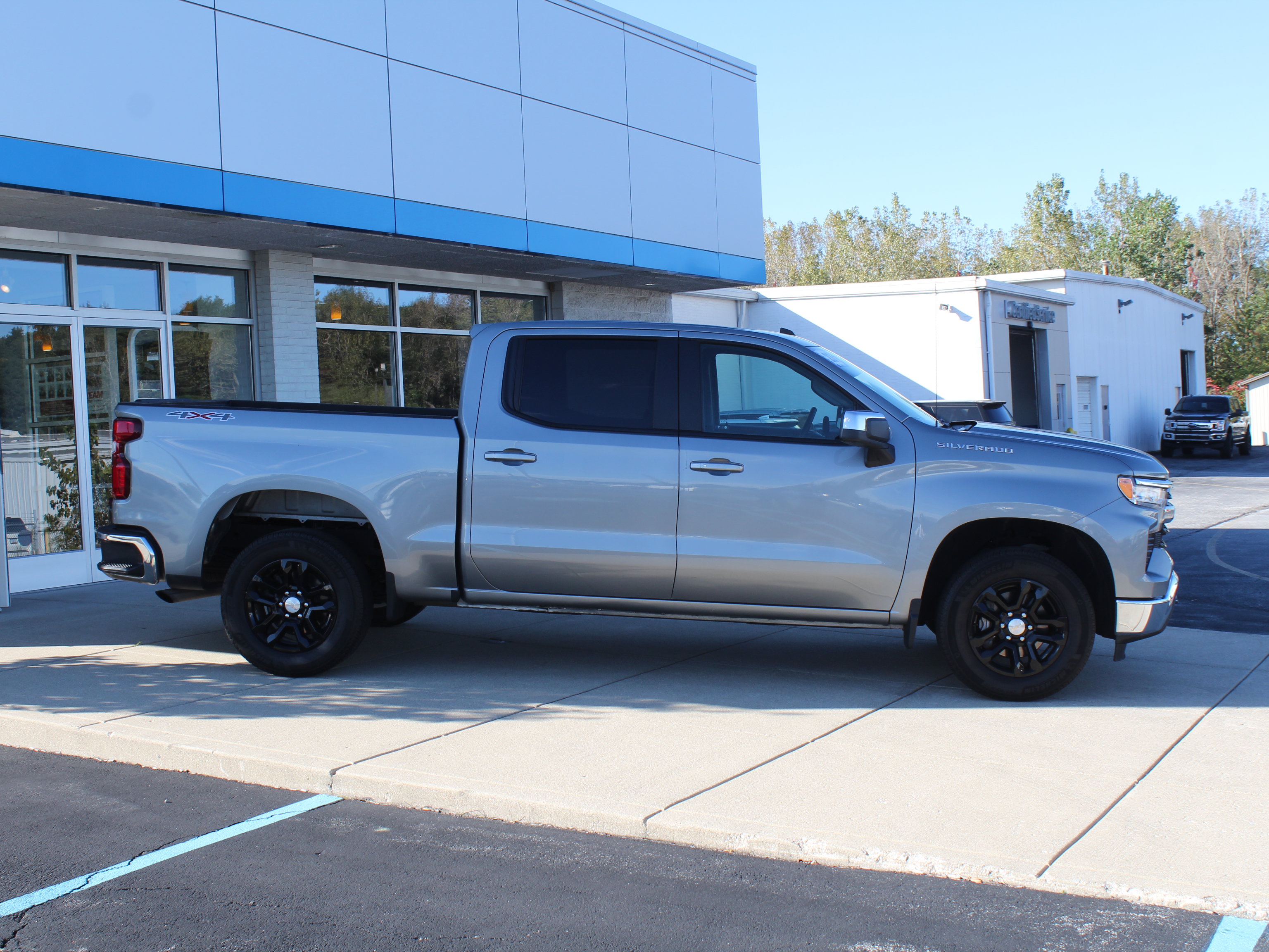 Used 2023 Chevrolet Silverado 1500 LT AWD/4WD image 5
