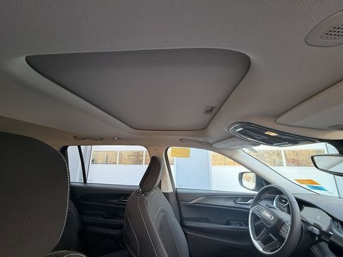 Used 2023 Jeep Grand Cherokee L Laredo image 13