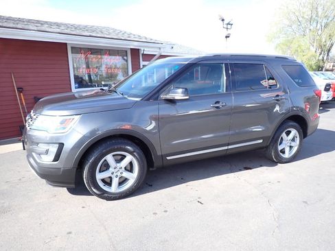 Used 2017 Ford Explorer XLT w/ Equipment Group 202A AWD/4WD image 3