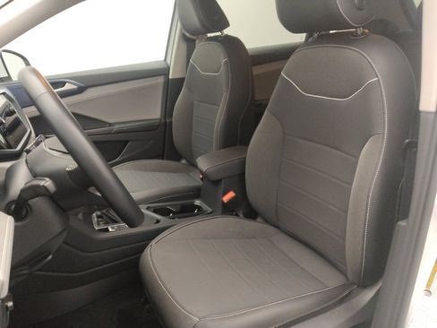 Used 2024 Volkswagen Taos SE image 17