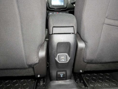 Used 2019 Jeep Renegade Latitude w/ Cold Weather Group AWD/4WD image 22