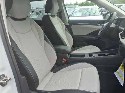 New 2025 Volkswagen Tiguan SE image 6