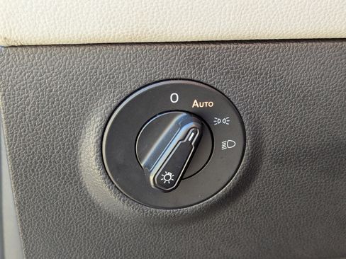 Used 2022 Volkswagen Taos SE w/ Panoramic Sunroof Package image 17