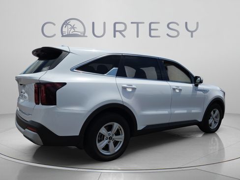 Used 2024 Kia Sorento LX FWD image 5