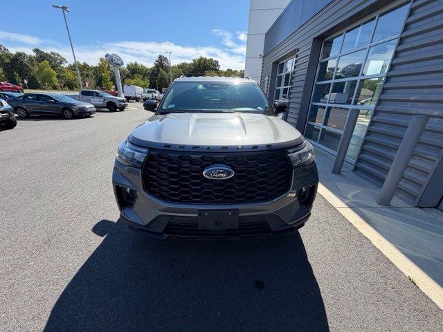 Used 2025 Ford Explorer ST-Line AWD/4WD image 2