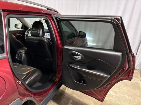 Used 2019 Jeep Cherokee Trailhawk AWD/4WD image 33