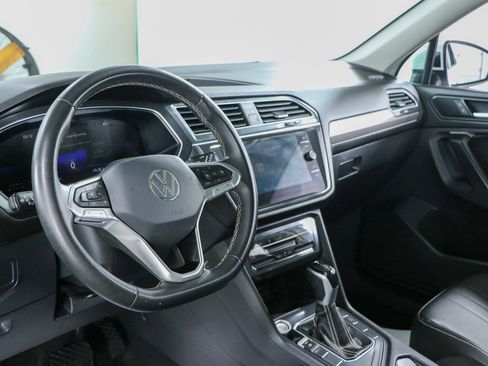 Used 2023 Volkswagen Tiguan SE w/ Panoramic Sunroof Package FWD image 23