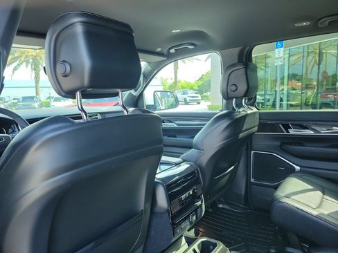 Used 2022 Jeep Wagoneer Series III w/ Flexible Seating Group RWD image 17