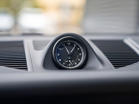 Certified 2025 Porsche Macan image 11