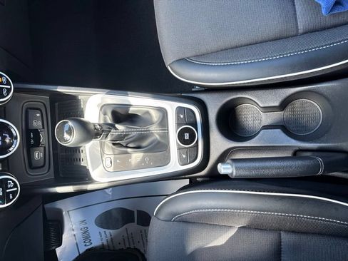 Certified 2025 Hyundai Venue Limited FWD image 16