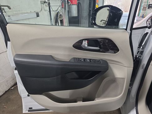 Used 2024 Chrysler Pacifica Limited image 29