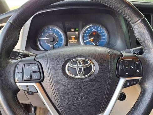 Used 2018 Toyota Sienna XLE w/ XLE Navigation Package image 10