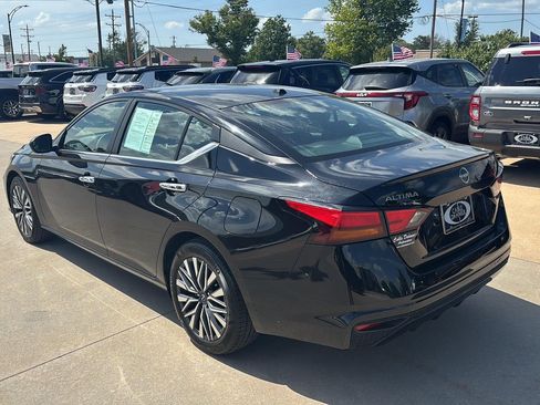 Used 2025 Nissan Altima 2.5 SV FWD image 4