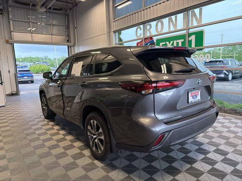 Used 2024 Toyota Highlander XLE AWD/4WD image 4