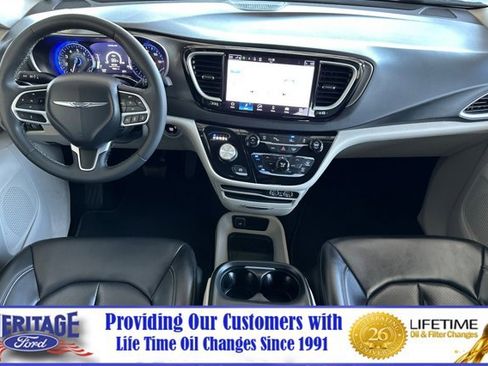 Used 2023 Chrysler Pacifica Touring-L image 13