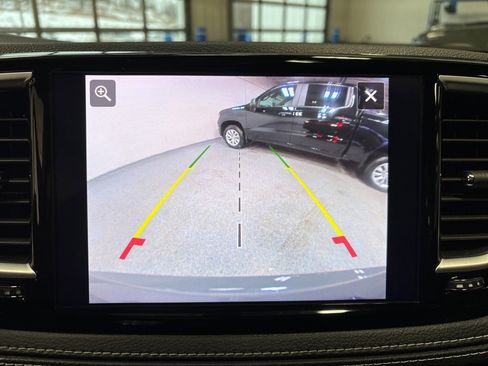 Used 2025 Chrysler Pacifica Limited image 21