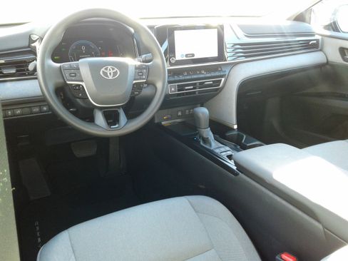 Used 2025 Toyota Camry LE image 13