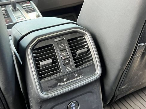 Certified 2025 Porsche Macan AWD/4WD image 16