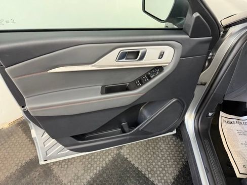 Used 2025 Ford Explorer Active AWD/4WD image 21